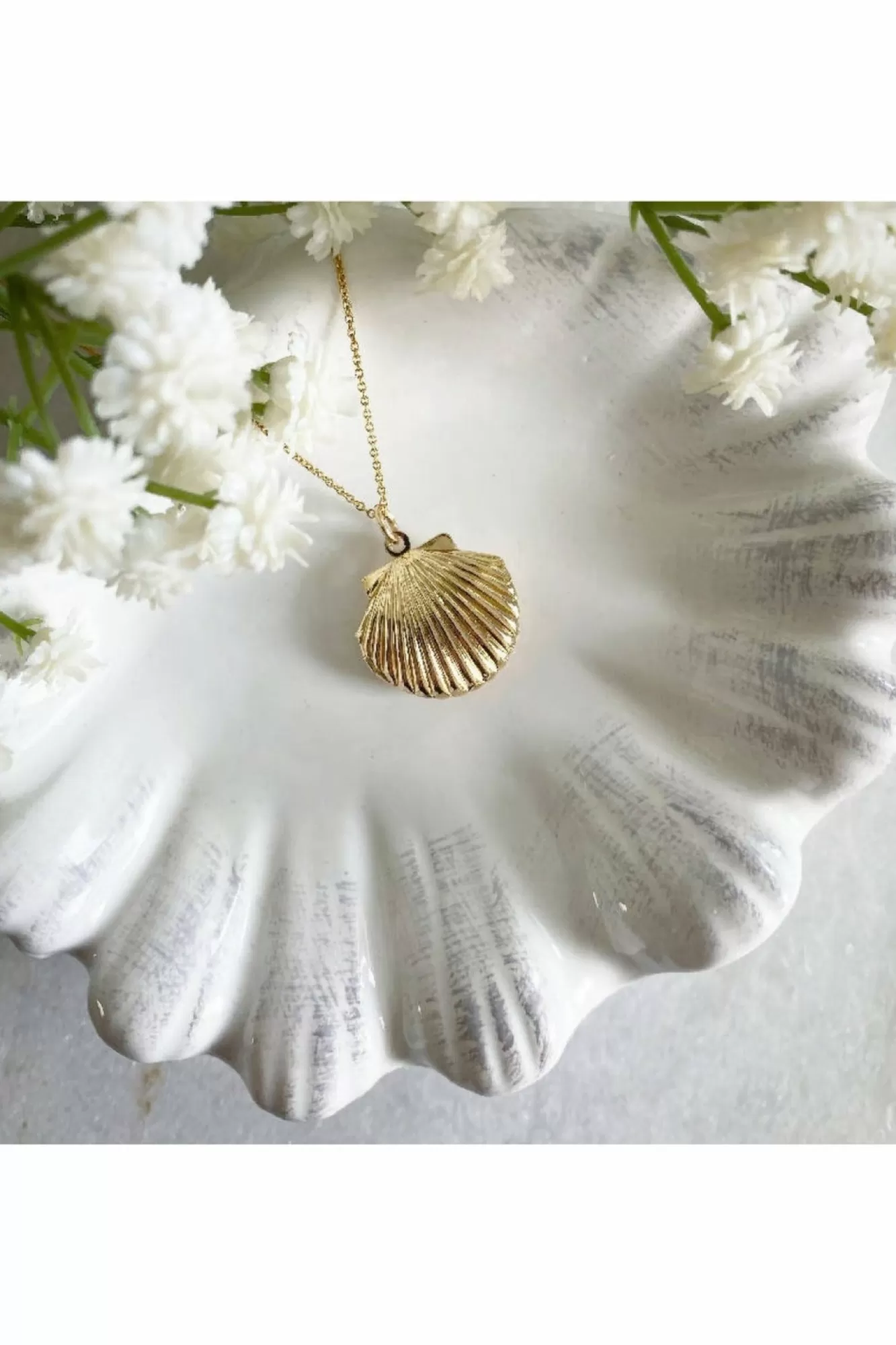 Jewellery^Wisteria London Clemmie Clam Shell Locket Gold